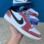 TROPHY ROOM X JORDAN 1 RETRO LOW OG SP ‘CHICAGO’ - Image 3