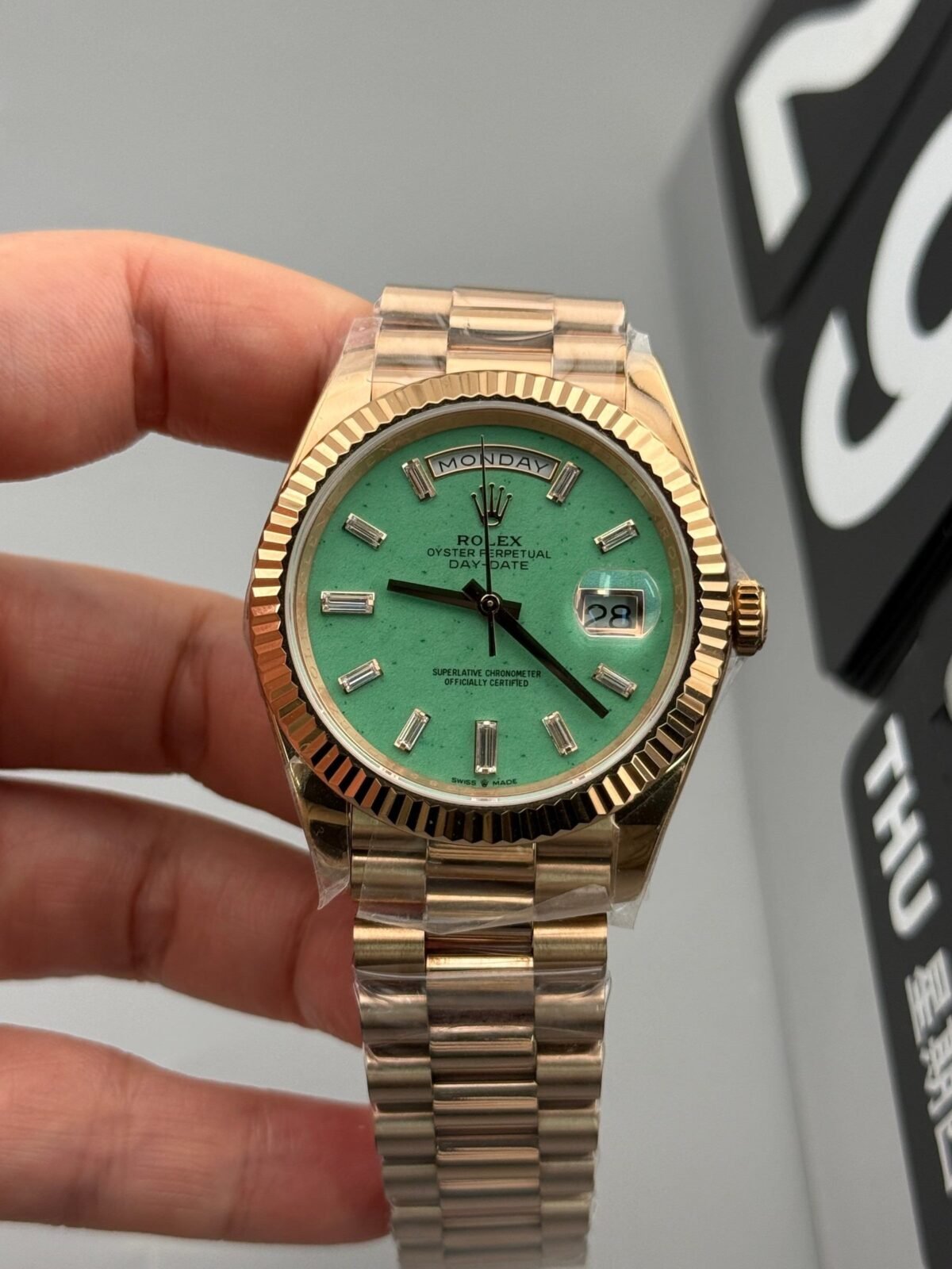 Rolex Day-Date Yellow Gold Green Baguette Diamond Dial (139000) DD3255 Movement - Image 2
