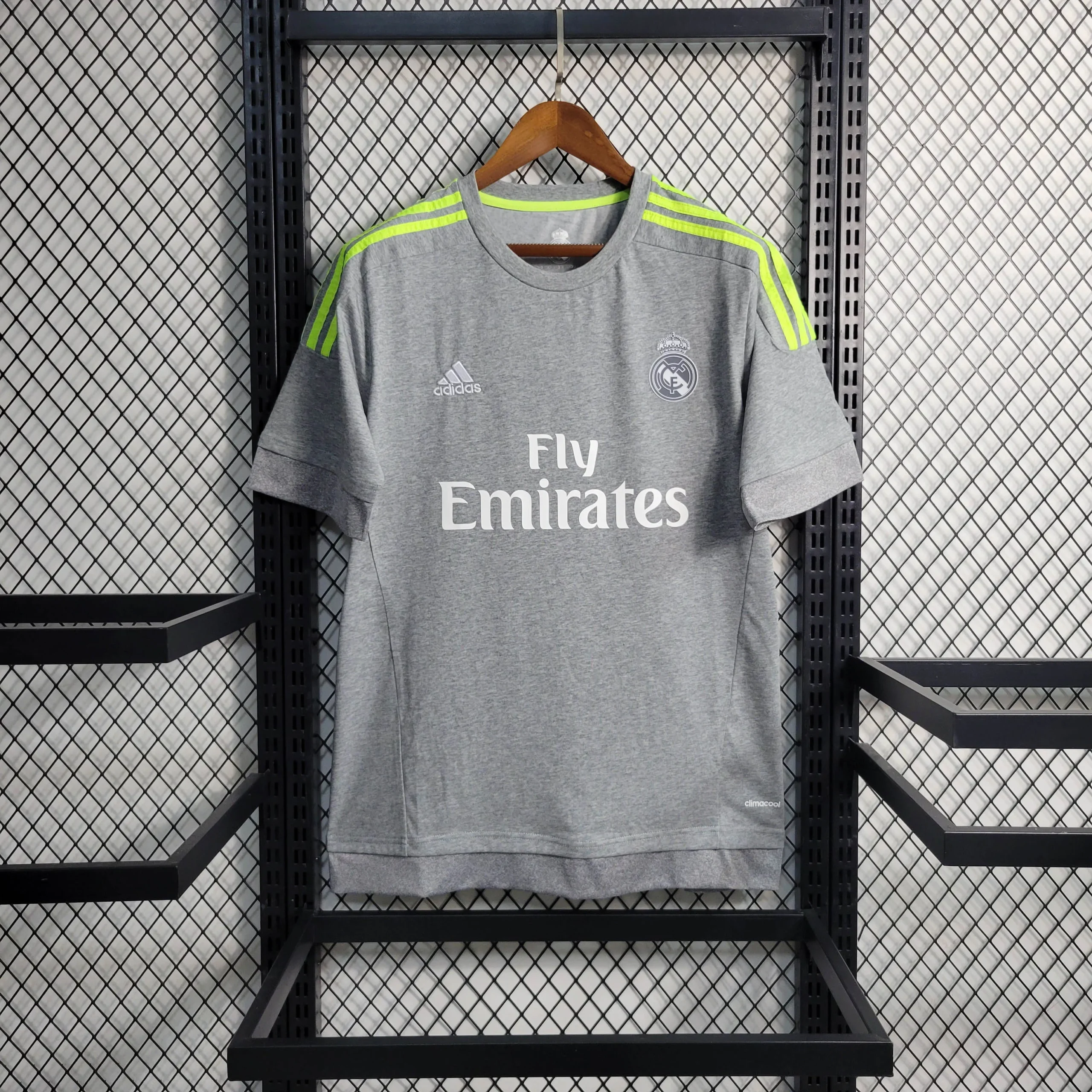 52f633bf72398959fdf2fe50b2398422.webp 2015/2016 Retro Real Madrid Away Football Shirt - Image 1