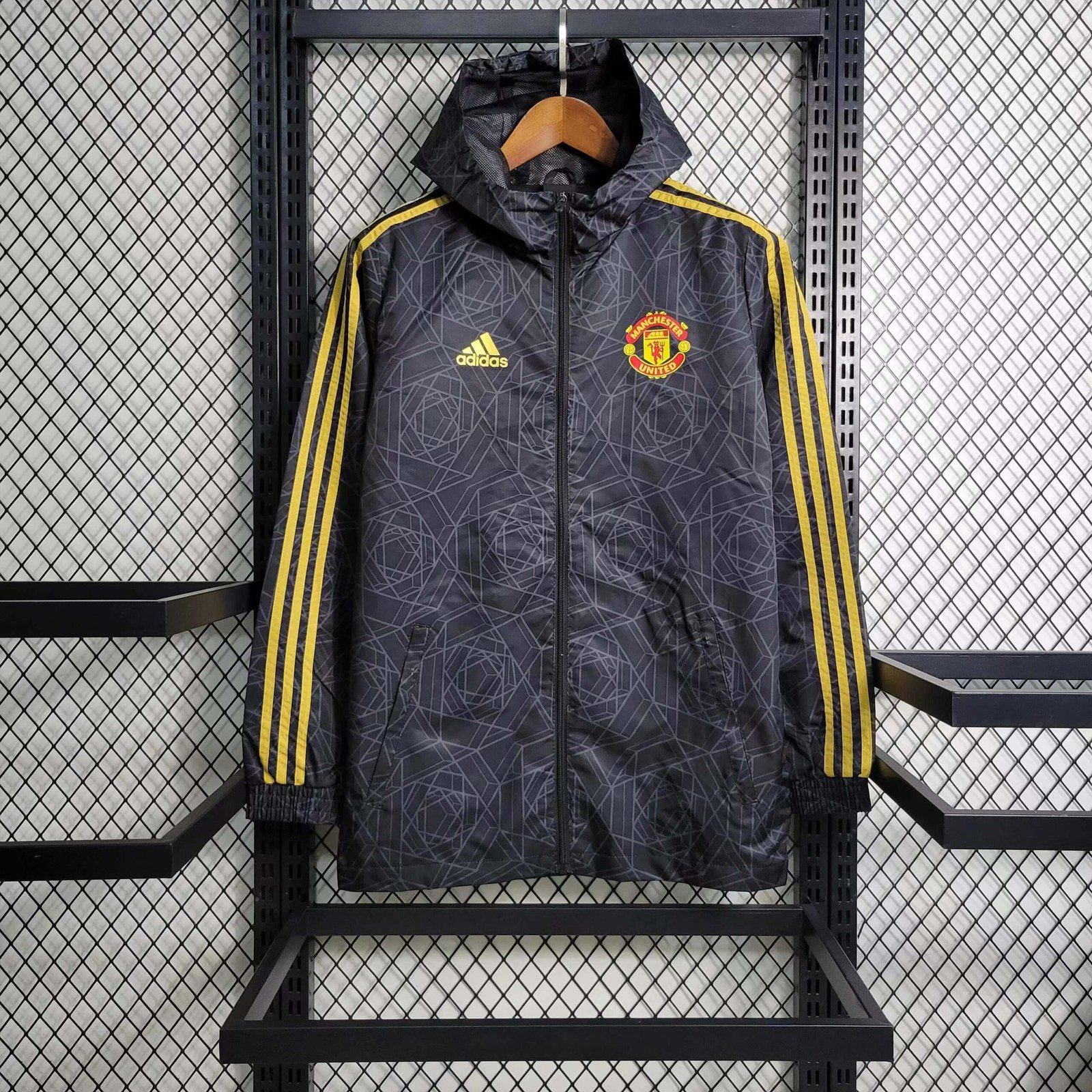 8d2a27f38162ec54199b61ad013fb81b.jpg 2023/2024 Manchester United Windbreaker black - Image 1