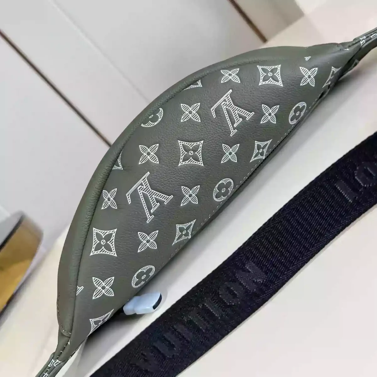 Discovery Bumbag Olive Green Monogram Shadow M12508 – LW225 - Image 4