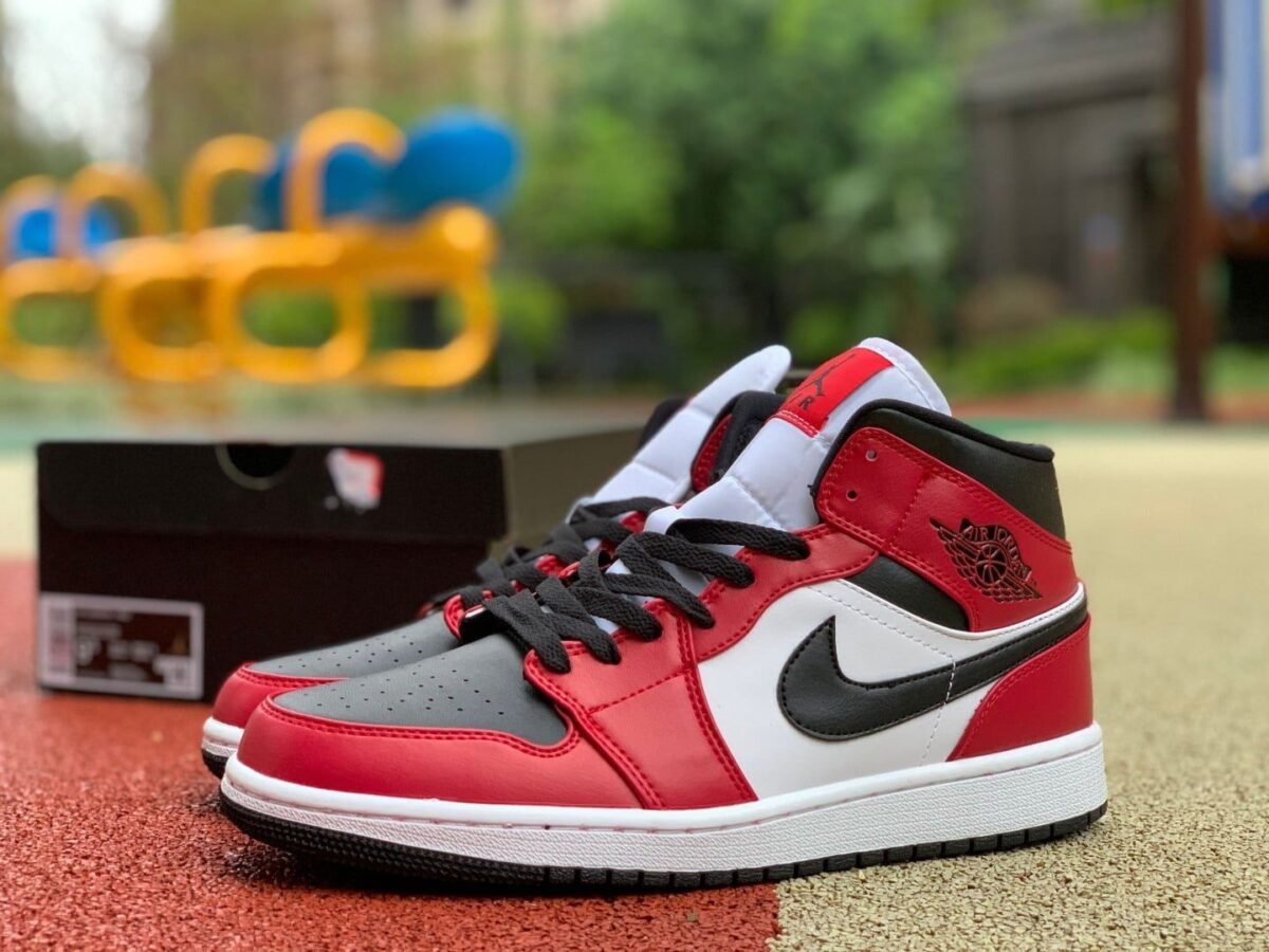Jordan 1 Mid ‘Chicago Black Toe’ - Image 3