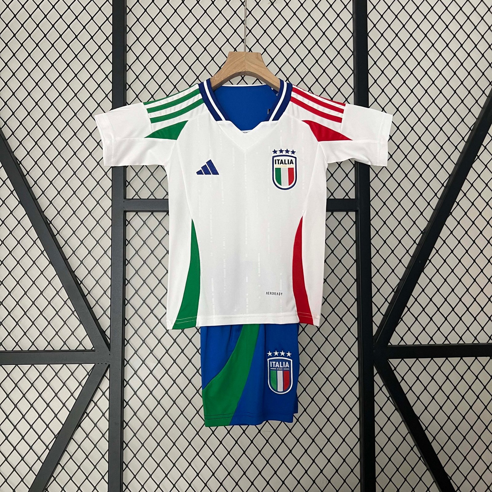 b612630907d82fb8045a01540663be82.jpg 2024 Italy National Team Away Football Shirt Kids Size - Image 1